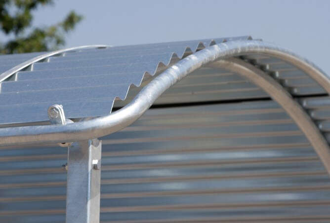 KERBL Pferde-Viereckraufe mit Sicherheitsfressgitter